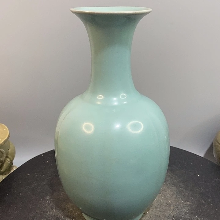 汝窑瓜棱瓶造型精美
