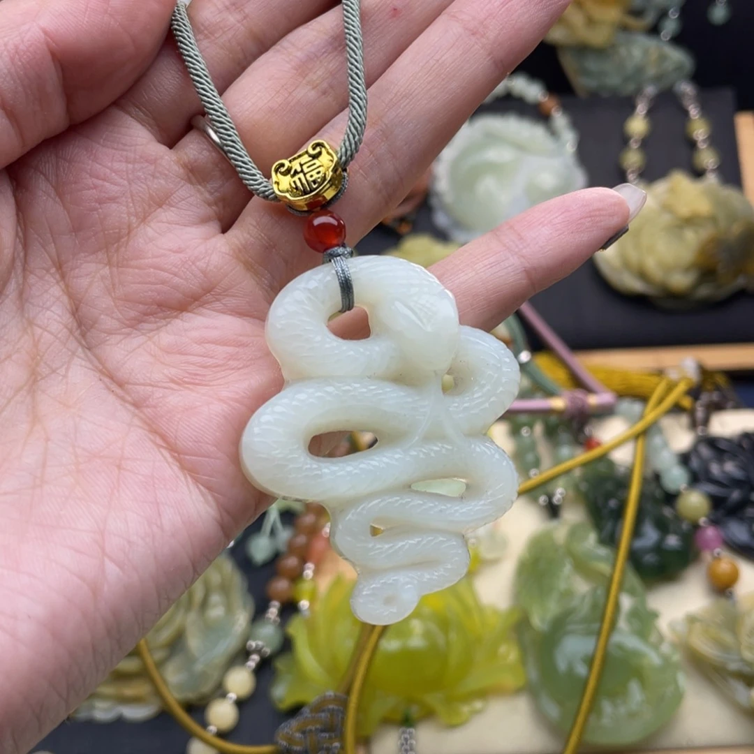 蛇纹石玉颈饰未镶嵌