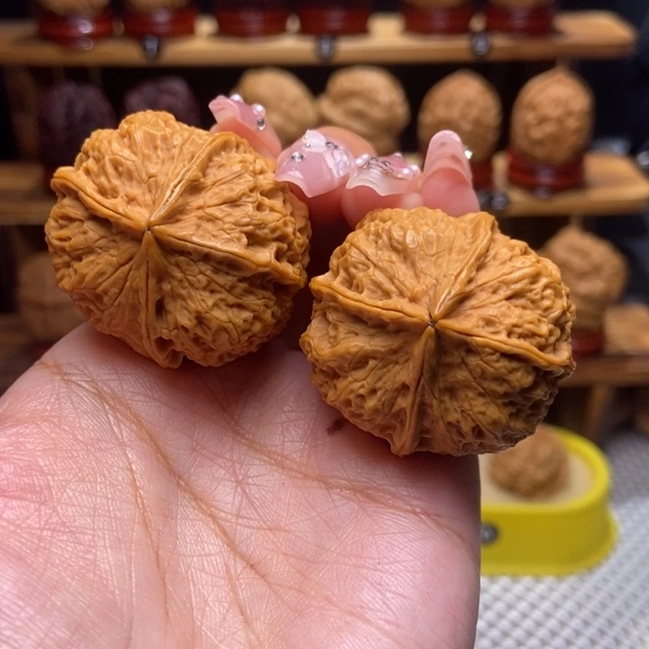 文玩核桃吊坠珊瑚24
