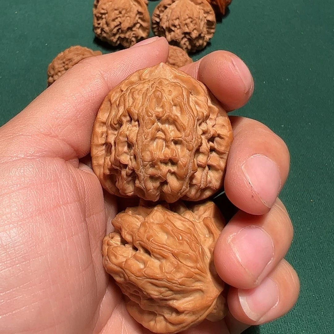 尊***爷文玩核桃把件梨木台