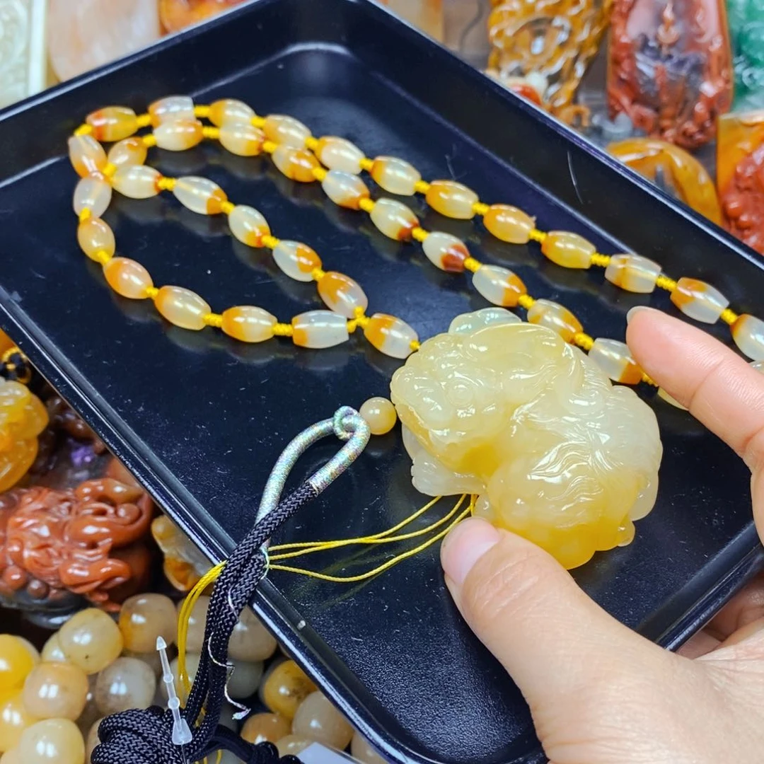 石英质玉（黄龙玉）未镶嵌颈饰