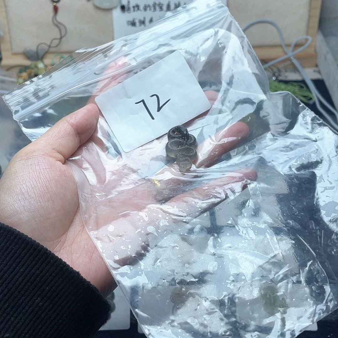 蛇纹石玉颈饰未镶嵌胖***。