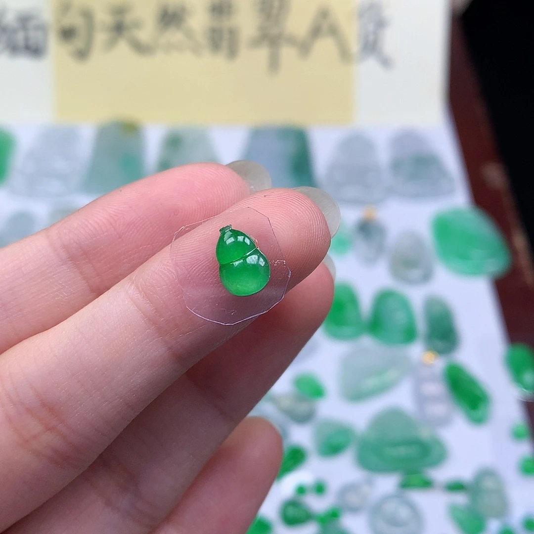 翡翠裸石缅甸天然A货翡翠阳绿葫芦