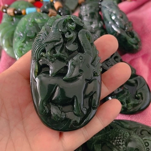 蛇纹石玉颈饰未镶嵌?****狂