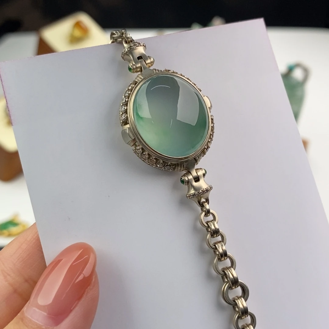 翡翠18K金镶嵌颈饰隐