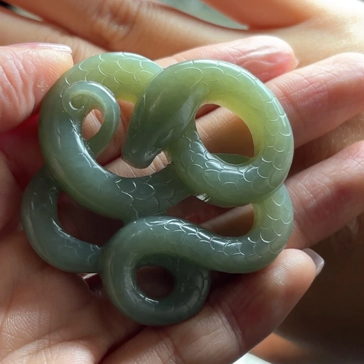 和田玉挂件未镶嵌啄**‘