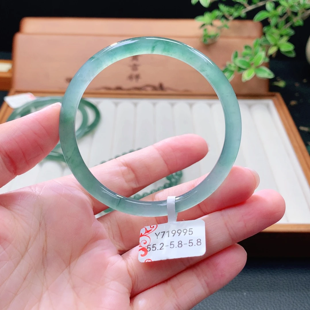 翡翠未镶嵌手镯（圆镯）