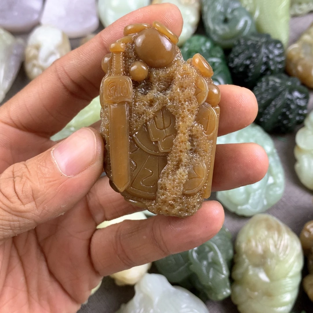 颈饰未镶嵌和田玉（糖玉）记****雨
