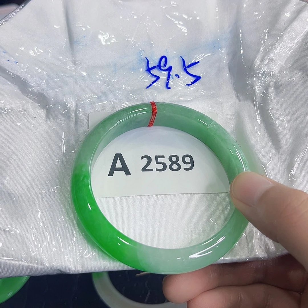 翡翠手镯未镶嵌手镯