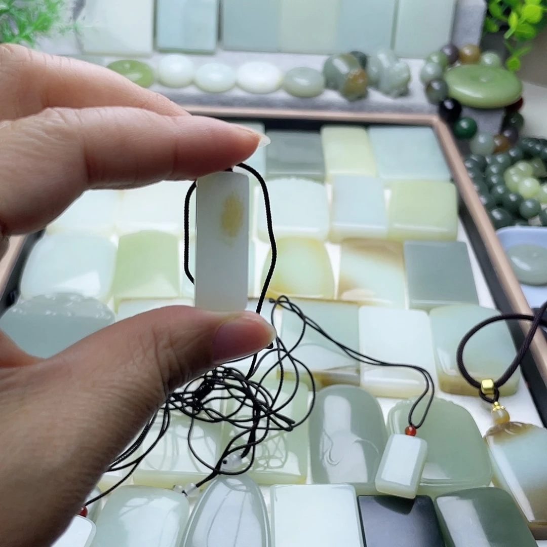 颈饰未镶嵌和田玉（糖玉）e*e