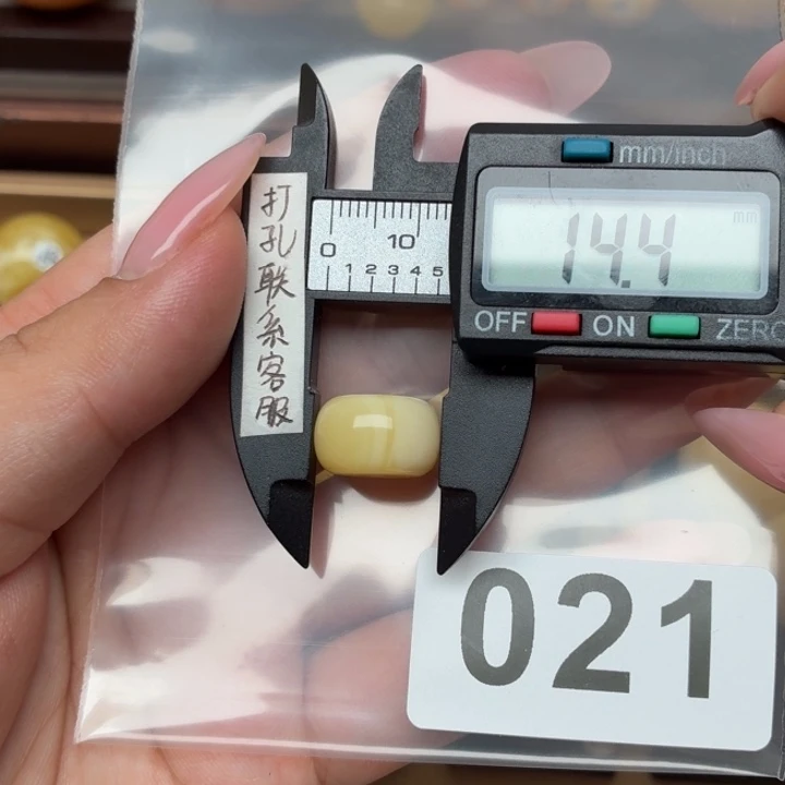 西***谢未镶嵌琥珀裸石蜜蜡