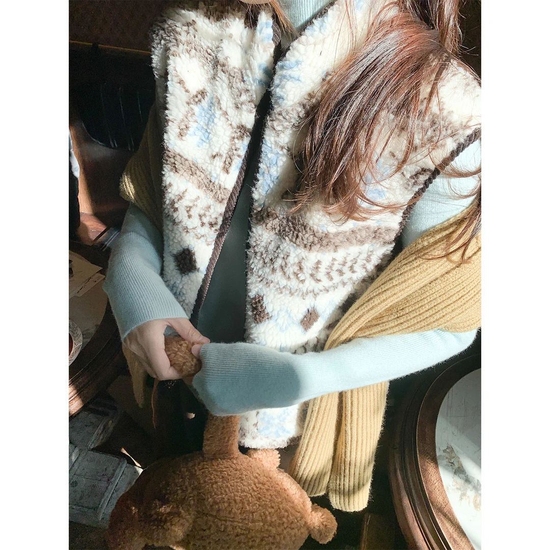 曾小咸  韩系复古费尔岛羊羔毛马甲ZA54MJJ1556