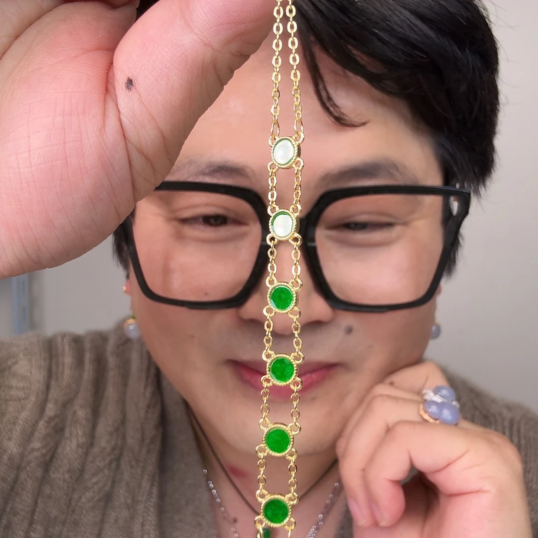 翡翠未镶嵌颈饰一件