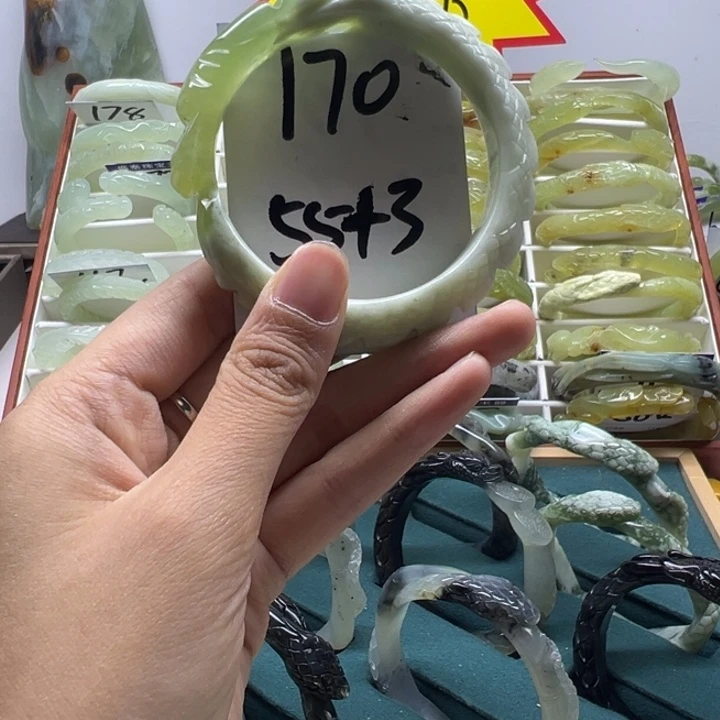 蛇纹石玉未镶嵌手镯