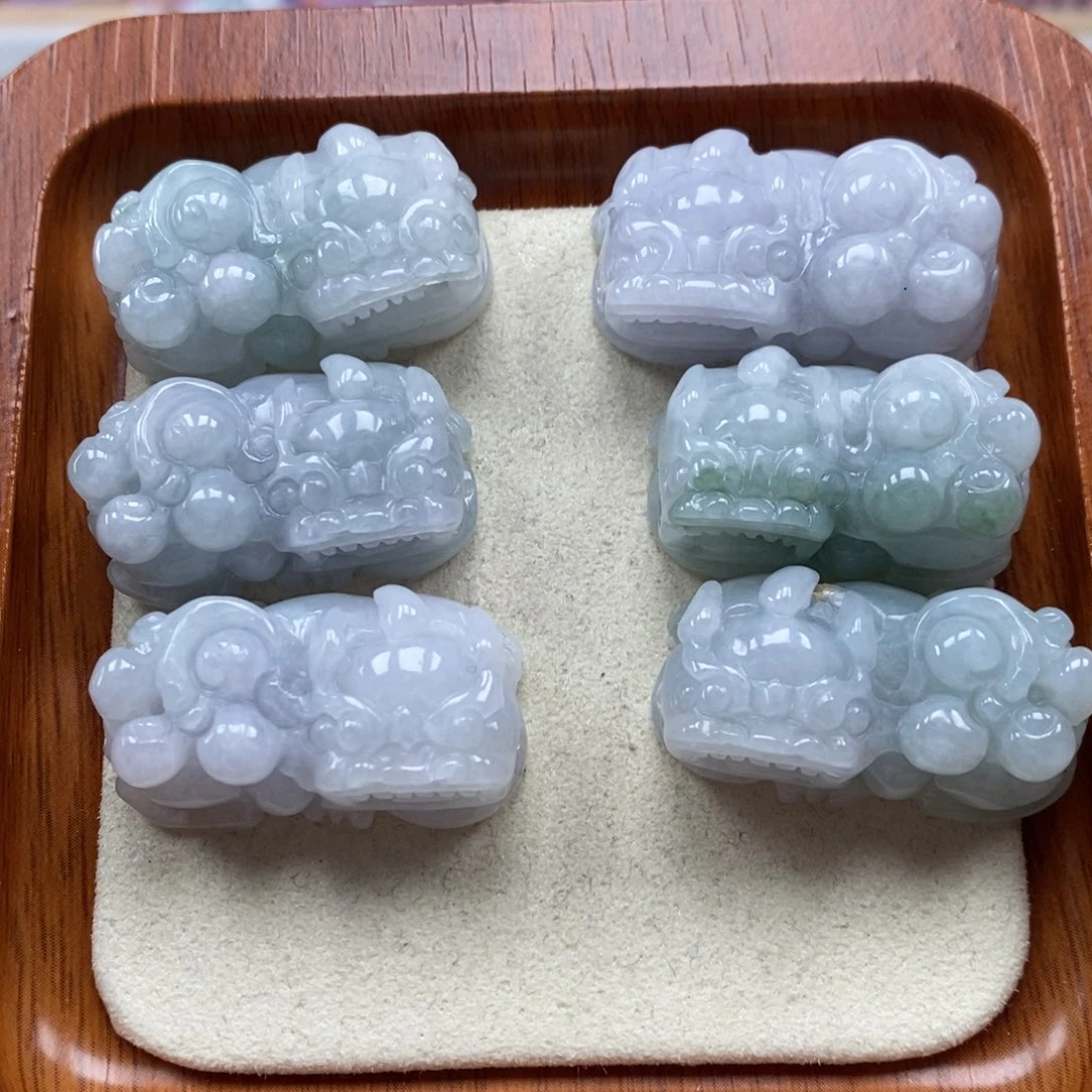 翡翠未镶嵌颈饰霸王貔貅