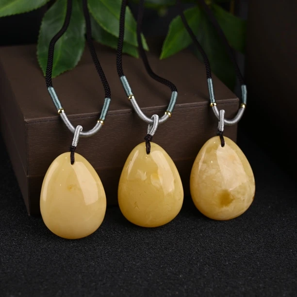 天然蜜蜡俄料鸡油黄妖花水滴挂件（多样性发货 发其一）（XS0987）