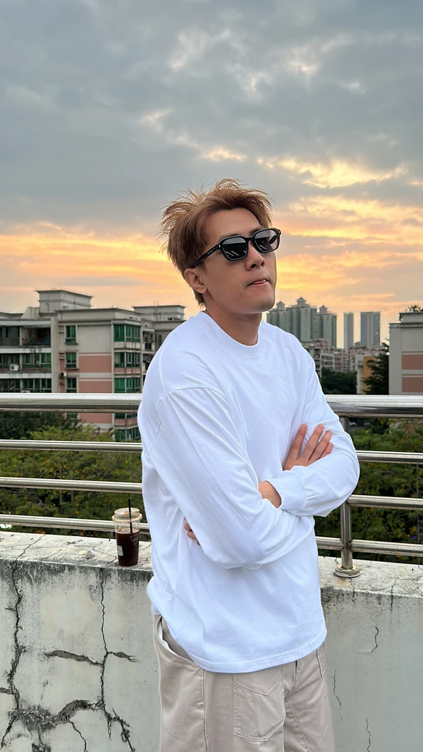 简约风常规款青年长袖T恤针织时尚休闲打底衫百搭圆领
