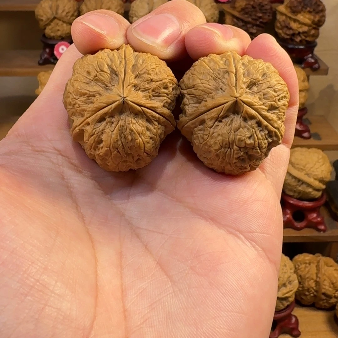 铁核桃把件麒麟纹狮子头三棱奔驰