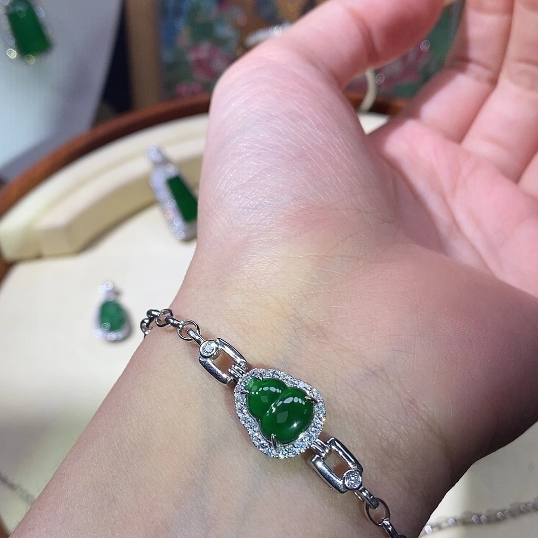 翡翠未镶嵌颈饰葫芦手链