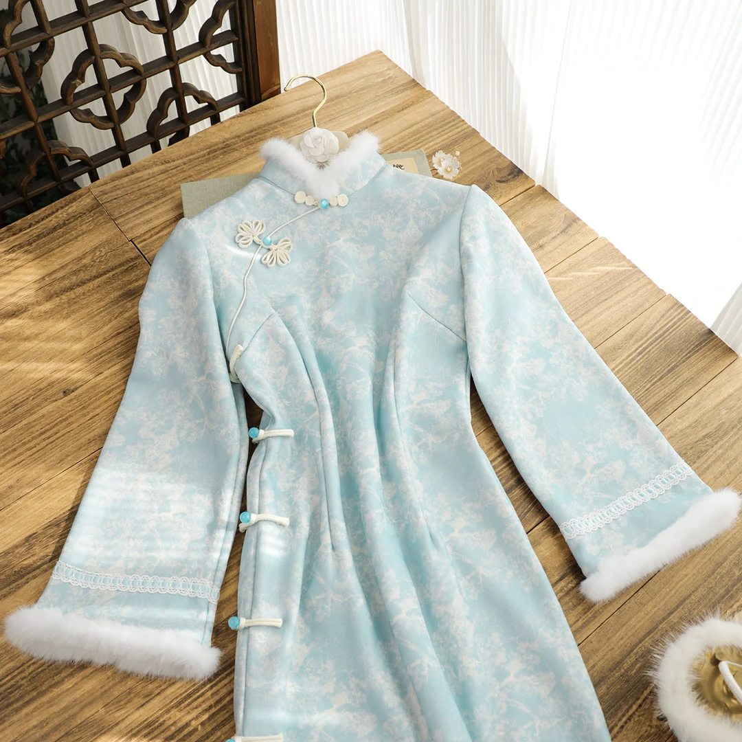俏娘鱼蓝色素雅新中式毛绒领旗袍女2025冬新款改良加绒保暖年轻款