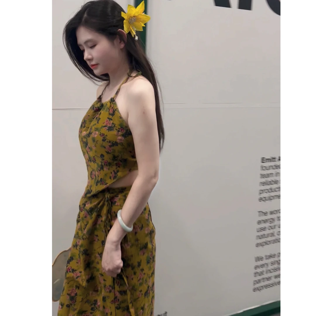 灰小猫 夏季复古【黄碎花】国风带胸垫挂脖肚兜上衣+一片半身裙套装