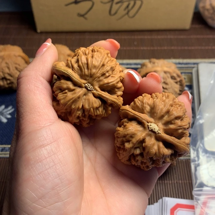 吊坠文玩核桃商****影粗筋
