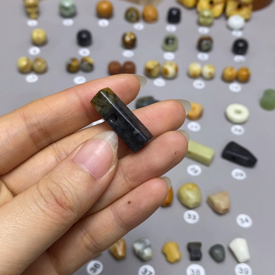 蛇纹石玉配饰合金妞*