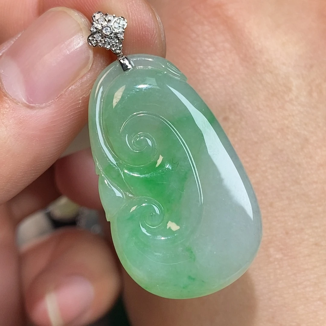 翡翠颈饰18K金镶嵌如意