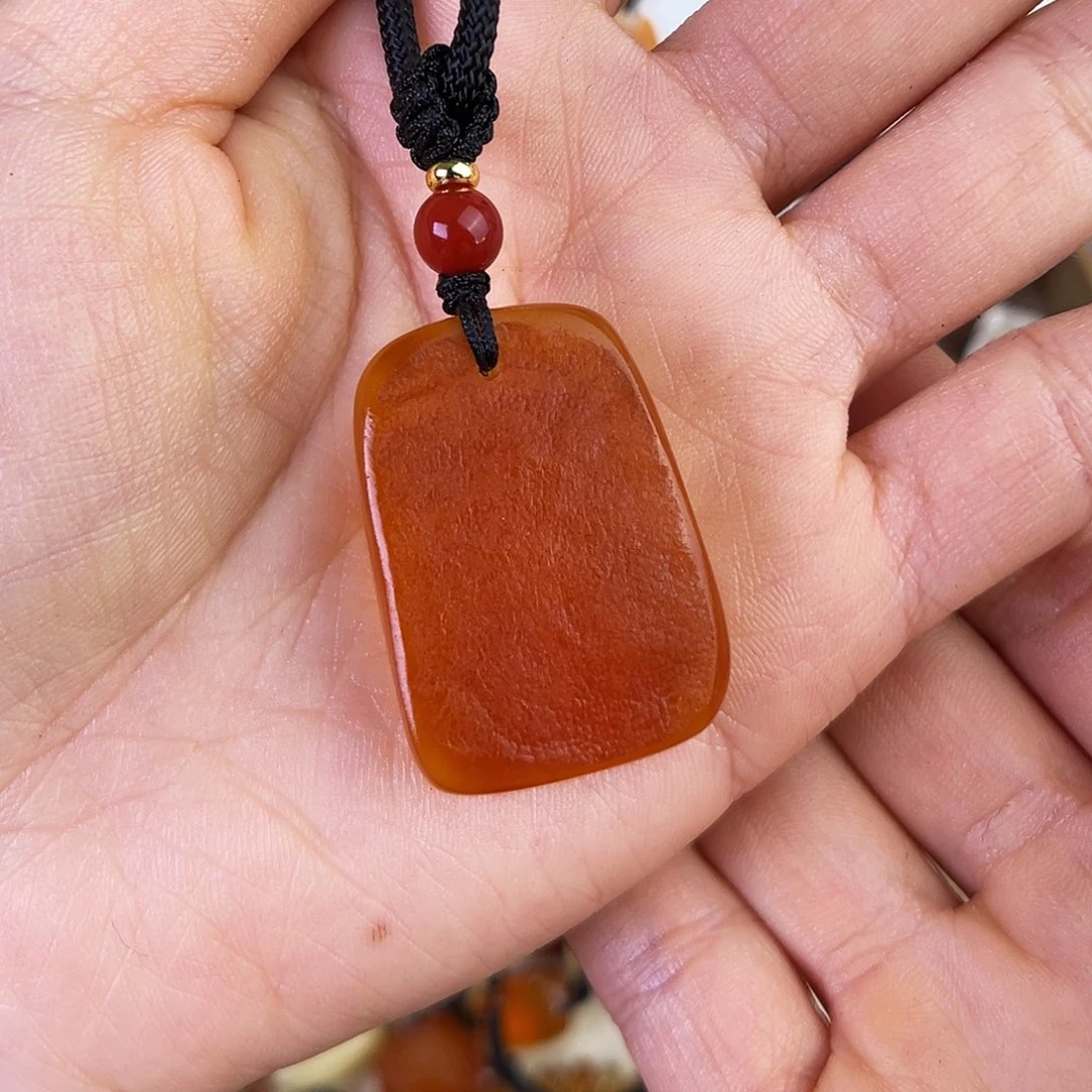 琥珀珠宝奇石未镶嵌。