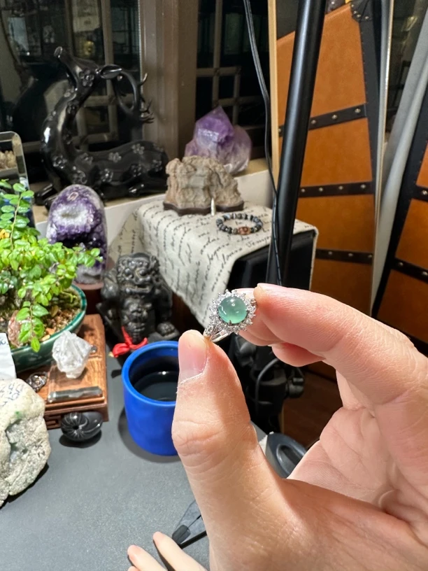 银镶嵌冰种蓝水翡翠戒指