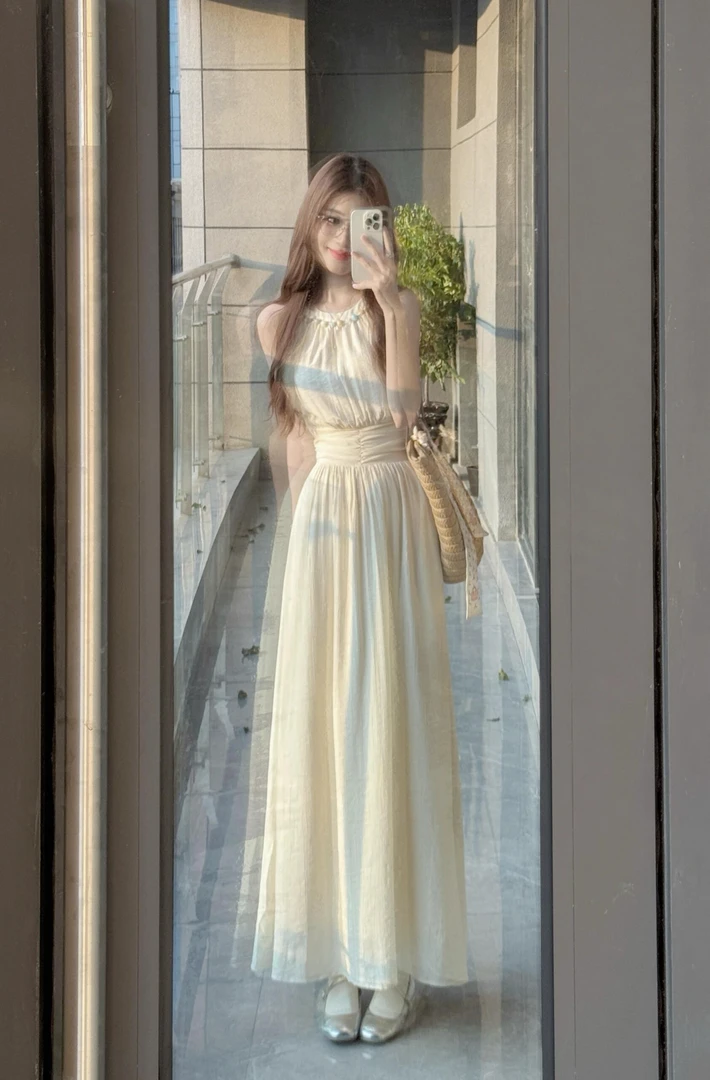 法式高级感气质无袖挂脖连衣裙女2025夏季新款度假风掐腰礼服长裙