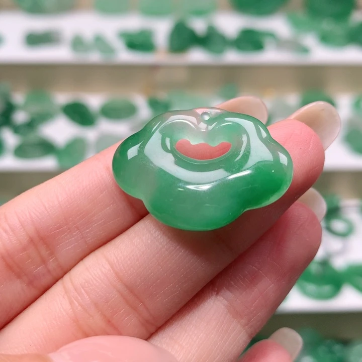 颈饰未镶嵌石英质玉