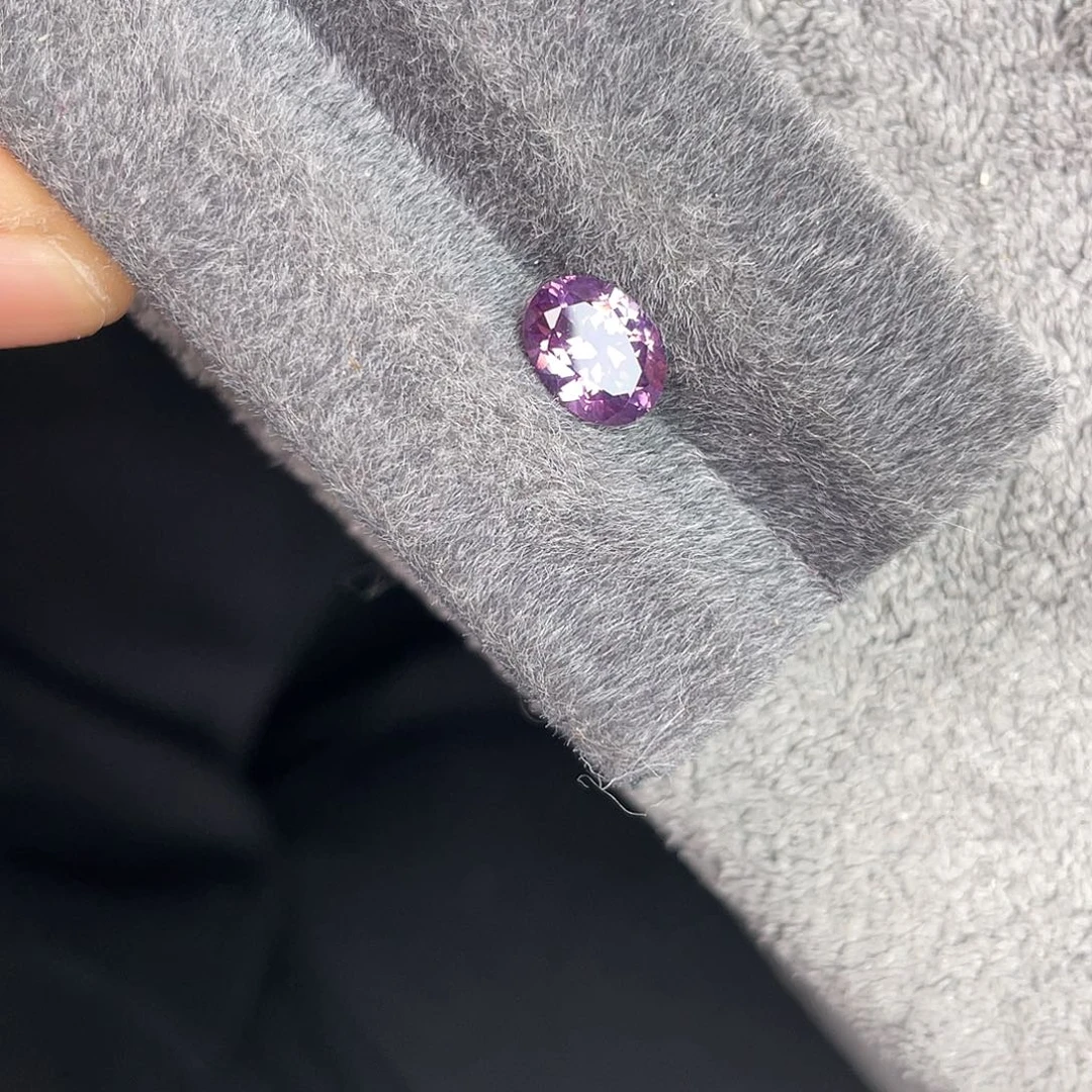 尖晶石裸石未镶嵌1.88Ct。