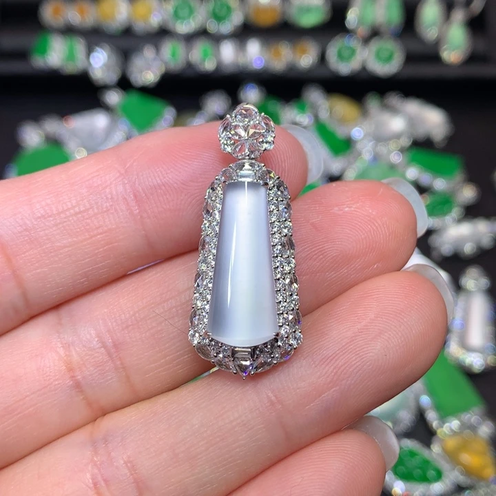 翡翠18K金镶嵌颈饰玻璃种无事柱