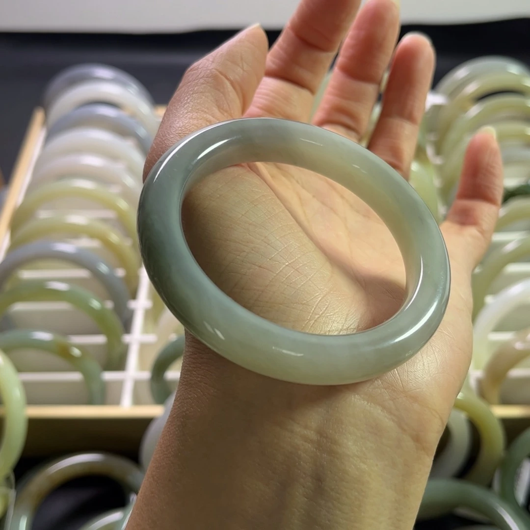 和田玉手镯未镶嵌54圈