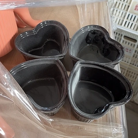 微瑕，不能明火，长11厘米，高5黑色4个桃心颗粒针孔