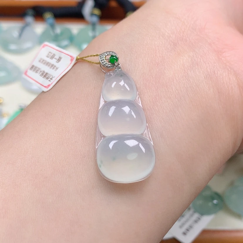 【闪购商品】翡翠18K金镶嵌颈饰豆子