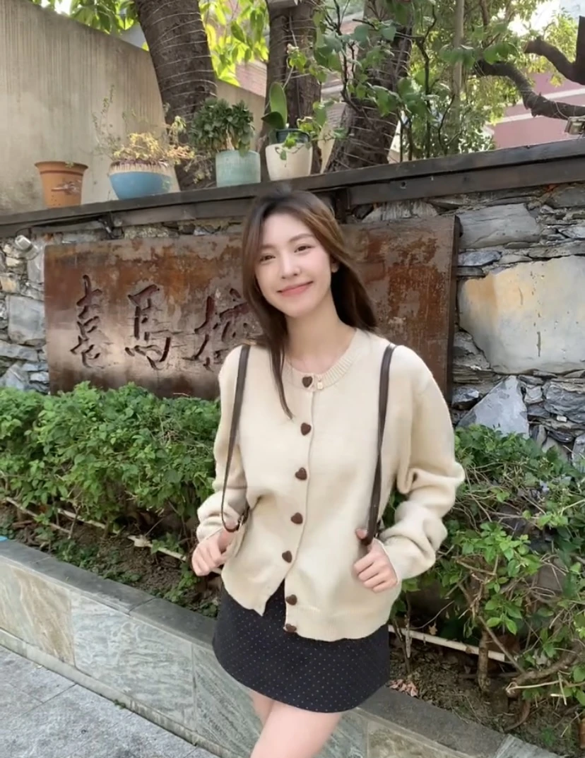 爱心纽扣设计毛衣外套韩系早秋新款法式温柔风针织开衫甜美上衣