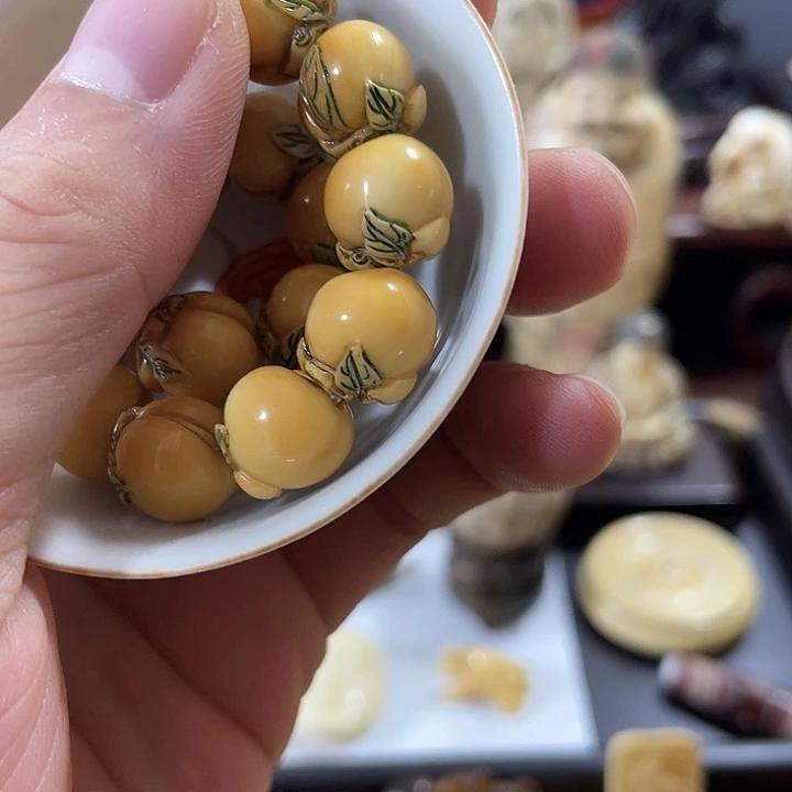 L***”瓷片精致雕刻工艺精湛