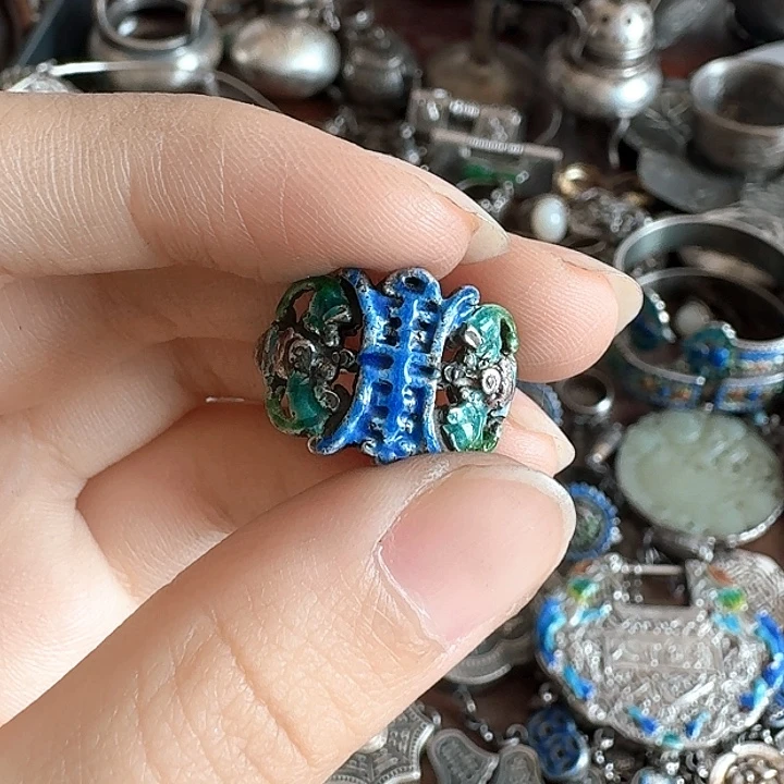 新***楼非金属足银戒指一个