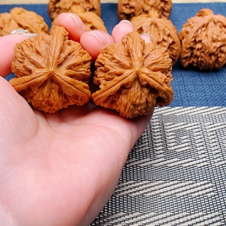 啦***说文玩核桃吊坠三棱