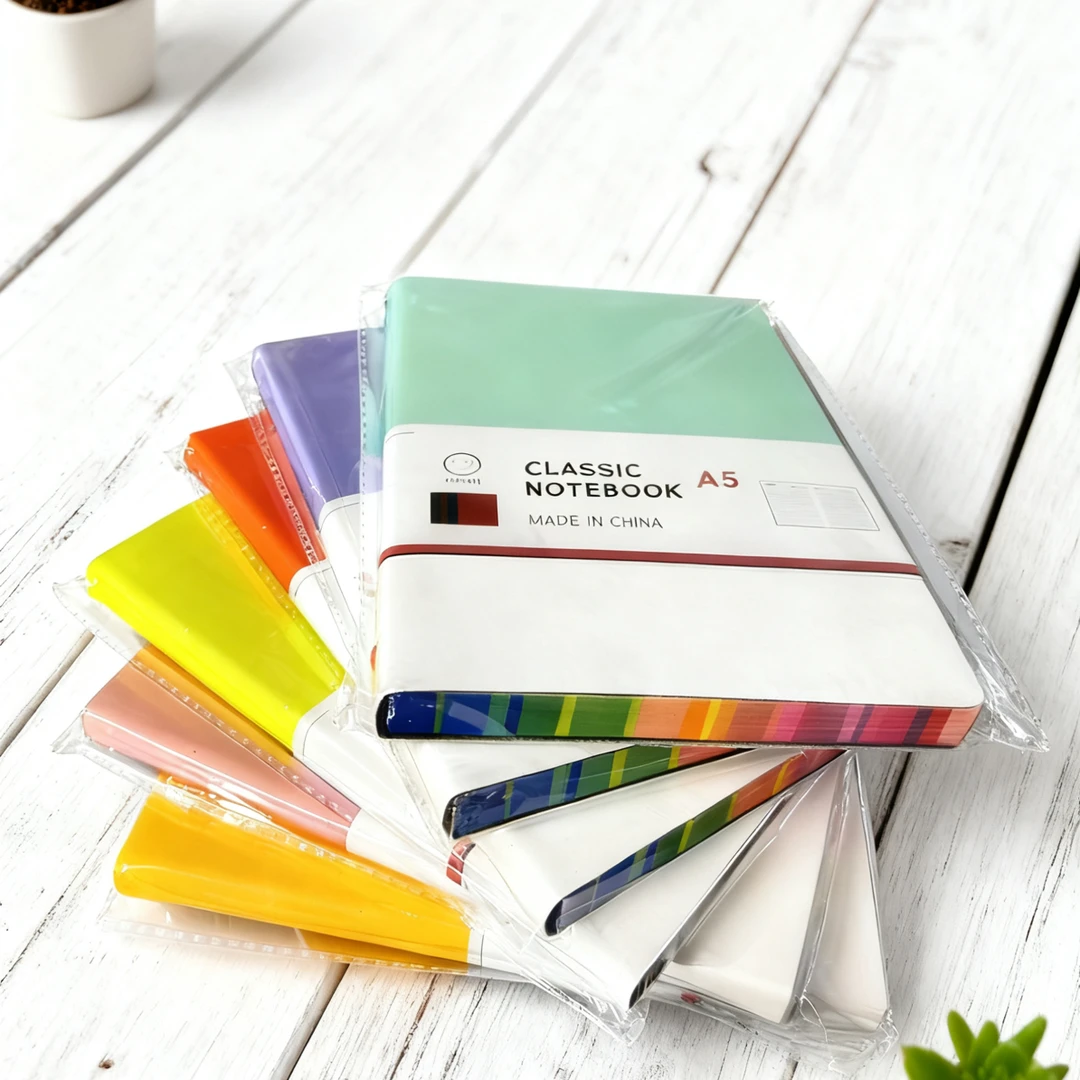 高颜值彩虹喷边高级肤感皮拼接记事本A5横线100g100张笔记商务本