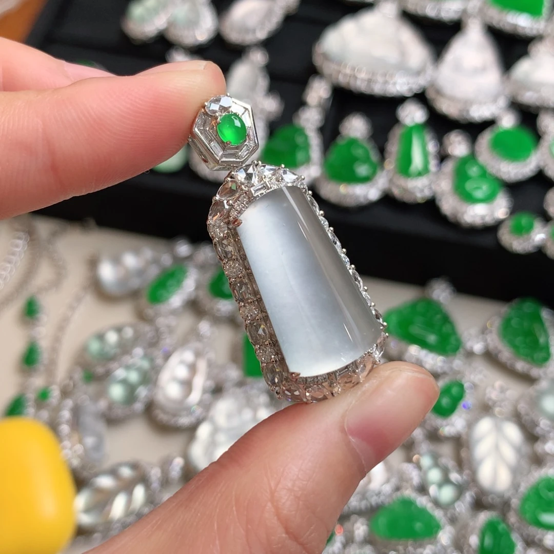 颈饰18K金镶嵌翡翠无事柱