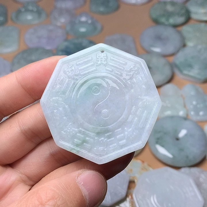 翡翠未镶嵌颈饰八卦