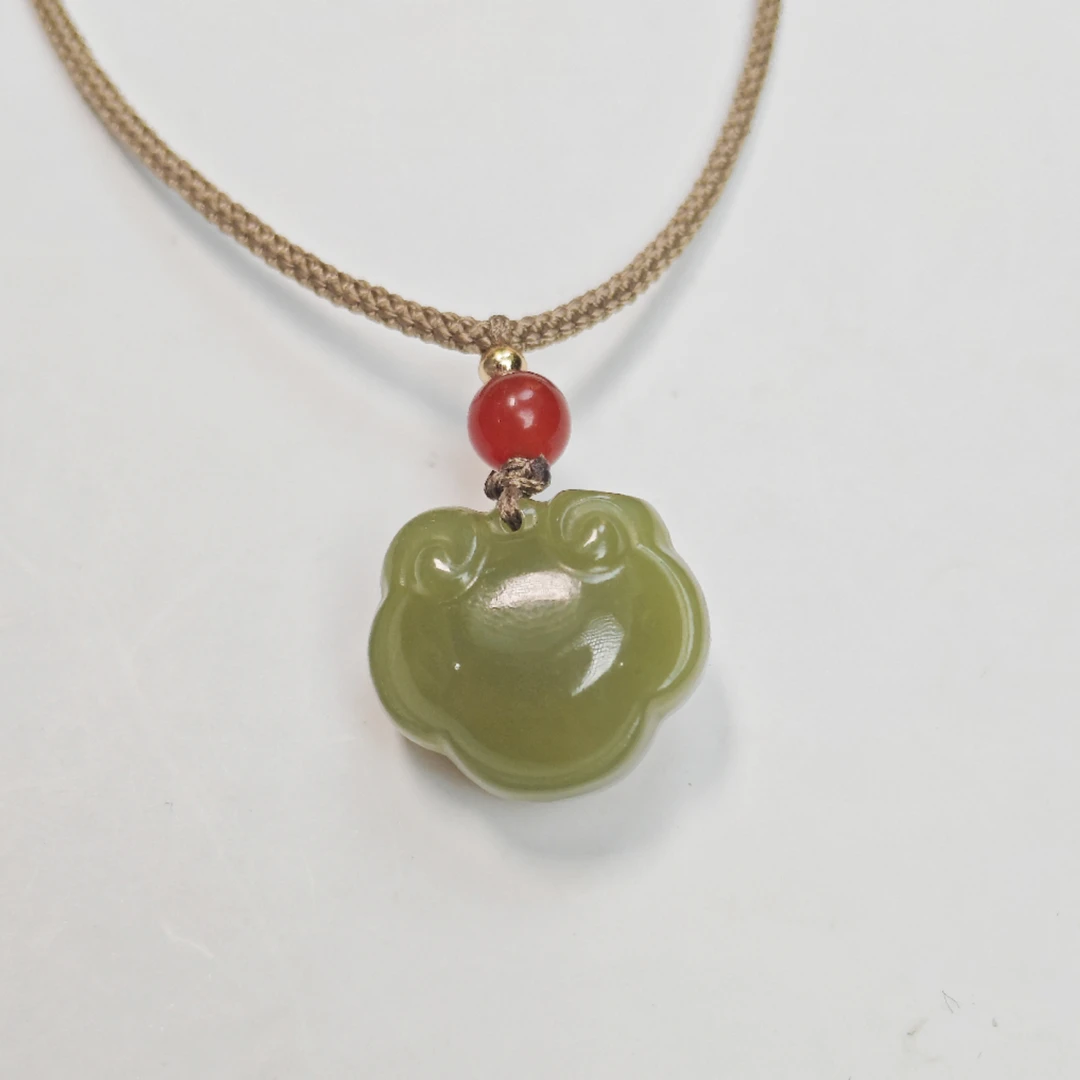 和田玉晴水湖水平安锁吊坠多样性发一