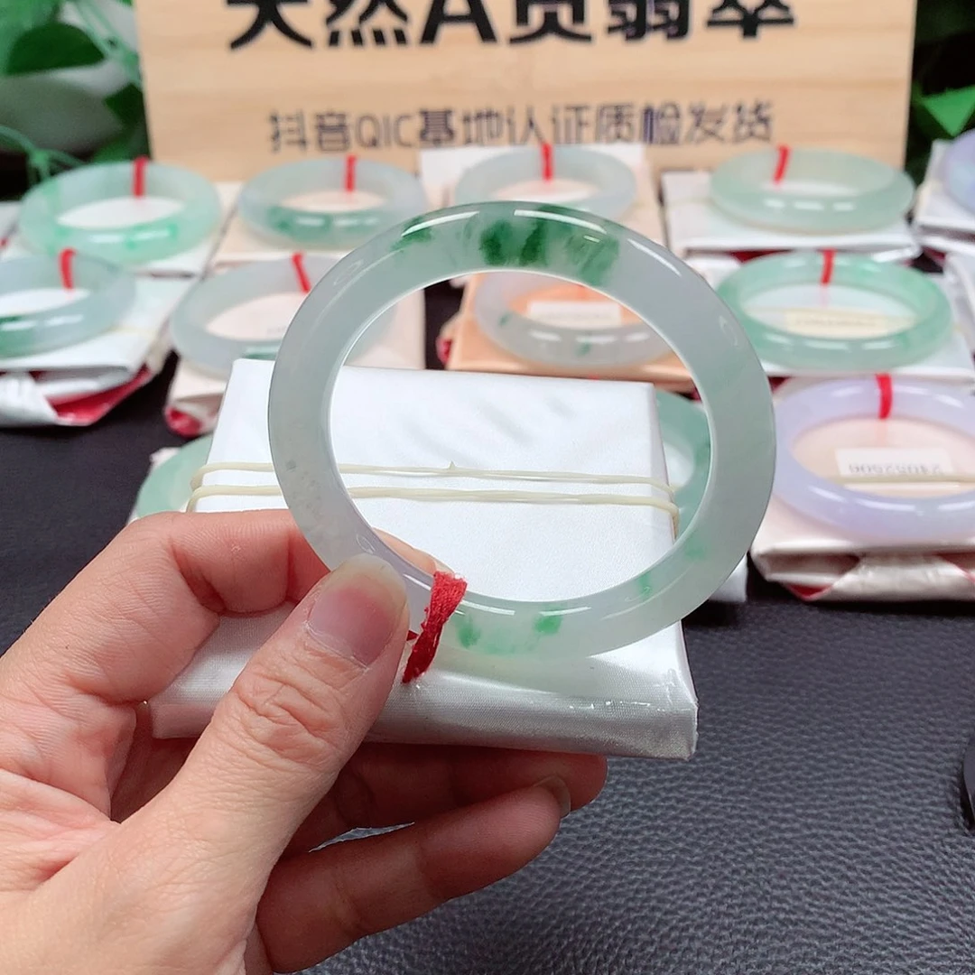 翡翠手镯（圆镯）未镶嵌天然A货翡翠手镯   