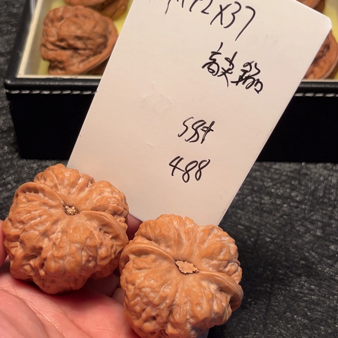 L***i文玩核桃吊坠文玩核桃