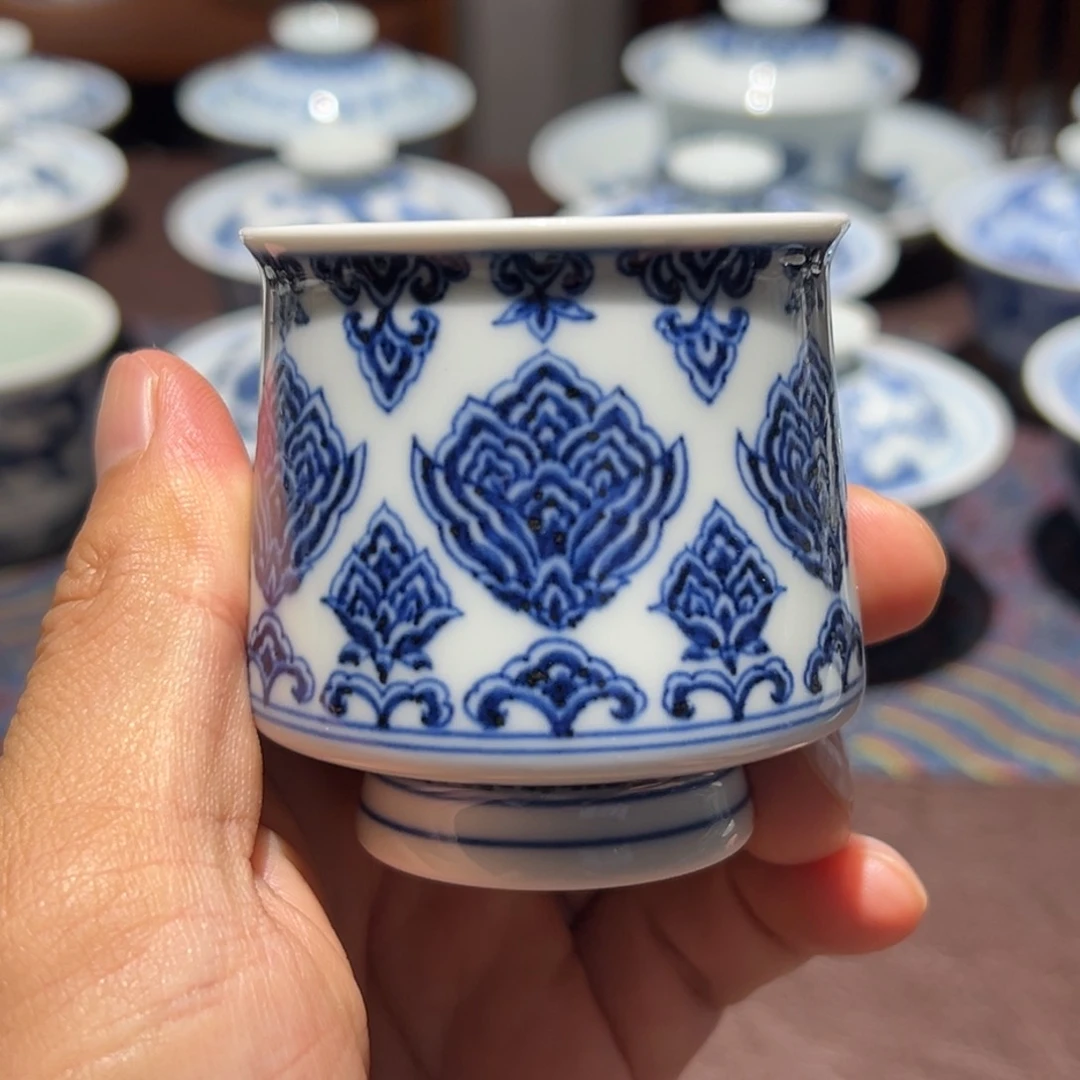 精品青花星空宝相纹品茗杯口径约5.8厘米