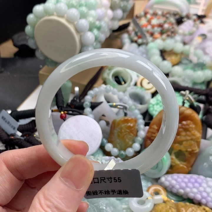 翡翠手镯未镶嵌吊坠