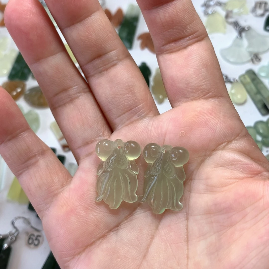 蛇纹石玉未镶嵌耳环